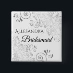 Bóton Quadrado 5.08cm Casamento Nome de etiqueta de Bridesmaid Silver Fi<br><div class="desc">Identifique os principais jogadores no seu janto de chá de panela, casamento ou ensaio com nossos elegantes botões de papel imbatível de Silver. Projetado para coordenar com nosso Silver Foil Wedding Suite, este botão apresenta uma película de falso Silver florescente em um fundo branco com a leitura de texto preto...</div>