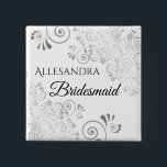 Bóton Quadrado 5.08cm Casamento Nome de etiqueta de Bridesmaid Silver Fi<br><div class="desc">Identifique os principais jogadores no seu janto de chá de panela, casamento ou ensaio com nossos elegantes botões de papel imbatível de Silver. Projetado para coordenar com nosso Silver Foil Wedding Suite, este botão apresenta uma película de falso Silver florescente em um fundo branco com a leitura de texto preto...</div>
