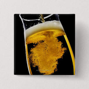 Bóton Quadrado 5.08cm Cerveja derramado no vidro, tiro do estúdio
