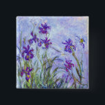 Bóton Quadrado 5.08cm Claude Monet - Lilac Irises / Iris Mauves<br><div class="desc">Lilac Irises / Iris Mauves - Claude Monet,  1914-1917</div>