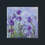 Bóton Quadrado 5.08cm Claude Monet - Lilac Irises / Iris Mauves<br><div class="desc">Lilac Irises / Iris Mauves - Claude Monet,  1914-1917</div>