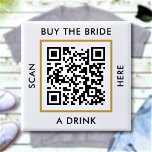 Bóton Quadrado 5.08cm Comprar A Noiva Um Bachelorette de Código QR Perso<br><div class="desc">Carregue um código QR, adicione texto e crie facilmente seu botão personalizado. Clique em EDITAR para alterar a cor de fundo ou a cor do texto. Você pode TRANSFERIR este DESIGN em outros produtos do Zazzle e ajustá-lo ao ajustado da maioria dos itens do Zazzle. Os designs Standard Studio são...</div>