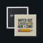 Bóton Quadrado 5.08cm Cuidado Com O Jardim De Infância Aqui Eu Volto Par<br><div class="desc">Cuidado Com O Jardim De Infância Aqui Eu Volto Para A Escola</div>