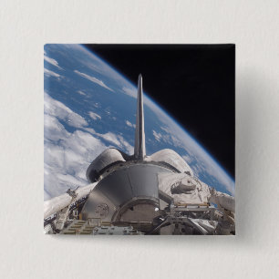 Bóton Quadrado 5.08cm Descoberta do vaivém espacial backdropped pela