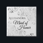 Bóton Quadrado 5.08cm Distintivo de Nome da Dama de Honra no Casamento P<br><div class="desc">Identifique os principais participantes no seu chá de noiva, casamento ou jantar de ensaio com nossos elegantes botões de Faux Folha de Prata. Projetado para combinar com nossa Suíte de Casamento Elegante com Folha de Prata, este botão apresenta um floreio de folha de prata falsa em um fundo branco com...</div>