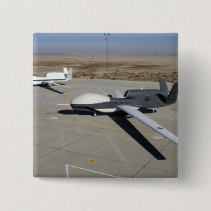 Bóton Quadrado 5.08cm Dois falcões globais estacionados em uma rampa