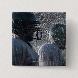 Bóton Quadrado 5.08cm Dois jogadores de futebol americano na chuva,