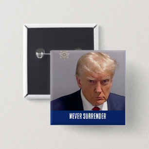 Bóton Quadrado 5.08cm Donald Trump Nunca Rende