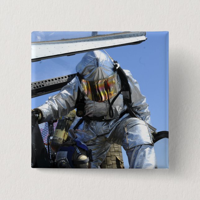 Bóton Quadrado 5.08cm É realizada uma simulação de salvamento na cabina  (Frente)