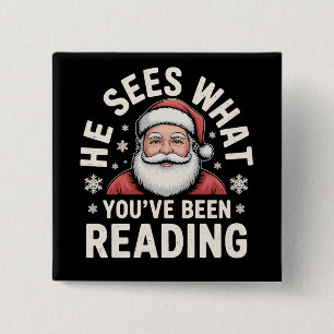 Bóton Quadrado 5.08cm Ele Vê O Que Você Tem Lido Papai Noel Bibliófilo 