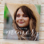 Bóton Quadrado 5.08cm Em Loving Memory Memorial Modern Elegant Foto<br><div class="desc">Este design simples e clássico é composto por tipografia serif e cursiva e adiciona uma foto personalizada.</div>