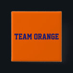 Bóton Quadrado 5.08cm Equipe Laranja<br><div class="desc">Botão quadrado em azul escuro e laranja com o design de texto personalizado "Team Orange". Fácil personalizá-lo agora com o nome do seu próprio grupo / o logotipo da sua cidade/clube etc. Design por Alma Wad.</div>