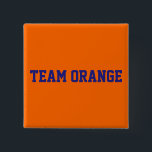 Bóton Quadrado 5.08cm Equipe Laranja<br><div class="desc">Botão quadrado em azul escuro e laranja com o design de texto personalizado "Team Orange". Fácil personalizá-lo agora com o nome do seu próprio grupo / o logotipo da sua cidade/clube etc. Design por Alma Wad.</div>