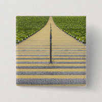 Escadaria do estádio entre fileiras de assentos