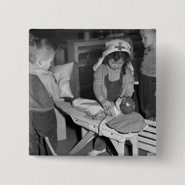 Bóton Quadrado 5.08cm Escola de cuidados: os anos 40 (Frente)