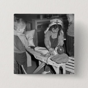 Bóton Quadrado 5.08cm Escola de cuidados: os anos 40