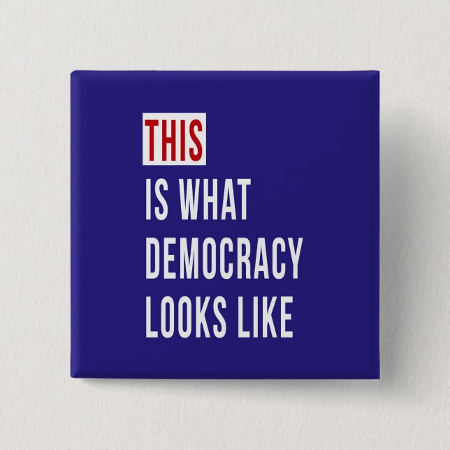 BÓTON QUADRADO 5.08CM ESTE É O QUE A DEMOCRACIA OLHA COMO (Frente)