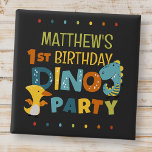 Bóton Quadrado 5.08cm Festa de aniversário de Dino Dinossaur Moderno e B<br><div class="desc">Composto por tipografia manuscrita em sans serif divertida; dinossauros T-REX bonitos no fundo Este é projetado por Fornecimentos de Partido Selecionado,  exclusivo para Zazzle. Disponível aqui: http://www.zazzle.com/store/selectpartysupplies</div>