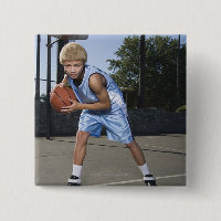 Garoto adolescente no campo de basquete 2