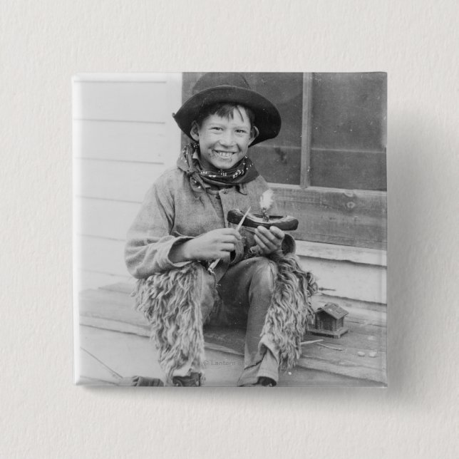 Bóton Quadrado 5.08cm Garoto vestido como cowboy com brinquedos (Frente)