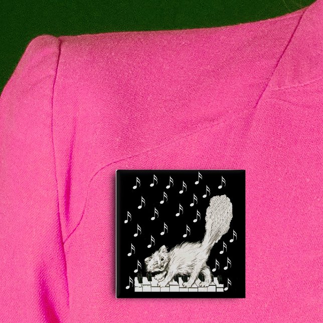 Bóton Quadrado 5.08cm Gato Branco em Chaves Piano (Happy winking white cat on piano keys music notes on black square pin back button.)