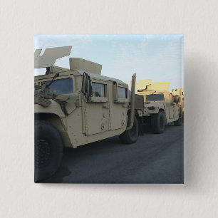 Bóton Quadrado 5.08cm Humvees senta-se no cais na cidade de Morehead