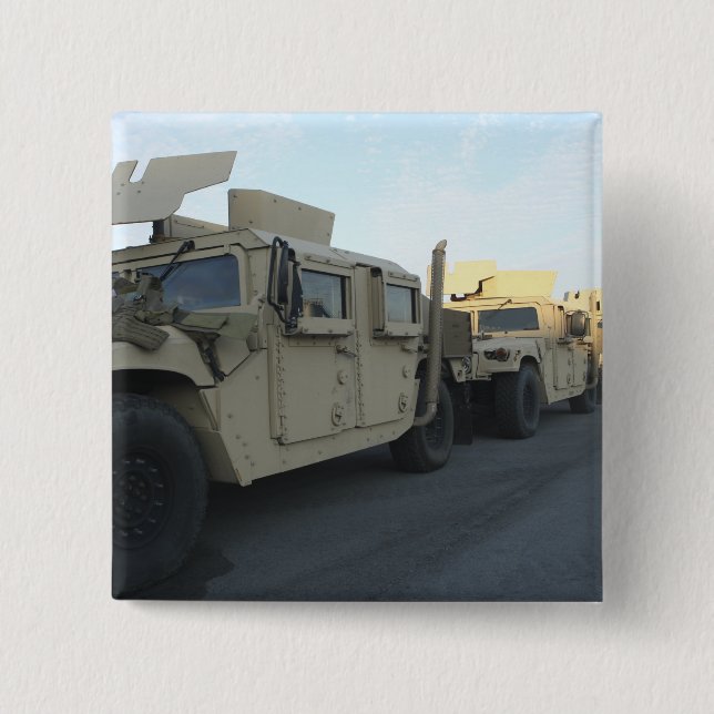 Bóton Quadrado 5.08cm Humvees sentam-se no píer da cidade de Morehead (Frente)