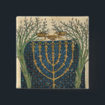 Bóton Quadrado 5.08cm Iluminação de um menorah, de<br><div class="desc">Iluminação de um menorah,  da bíblia judaica de Cervera,  1299% pipe% pelo lugar da arte de Joseph Asarfati |: Instituto a Dinamarca Biblioteca Nacional,  número de coleção da imagem do artista francês | de Lisboa,  Portugal |: XIR161985</div>