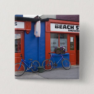 Bóton Quadrado 5.08cm Irlanda, Strandhill. Fachadas de lojas com bicicle