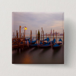 Bóton Quadrado 5.08cm Itália, Veneza. Gôndolas ancoradas ao crepúsculo.