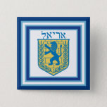 Bóton Quadrado 5.08cm Leão de Judah Emblem Ariel Hebrew<br><div class="desc">Botão quadrado com a imagem de um leão azul e amarelo de Judah emblem em branco com bordas azuis claras e azuis escuras e "Ariel" em hebraico em letras azuis acima dele. Veja o encanto quadrado correspondente, chaveiro de metal grande e quadrado, chaveiro de acrílico quadrado de lado duplo, colar...</div>