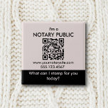Bóton Quadrado 5.08cm Logotipo público em preto-rosa Adicionar código QR<br><div class="desc">Promova você mesmo e seu negócio notarial com este botão Pink & Black Notary Public. Adicione seu código QR e suas informações de contato ao pino e informe ao pessoas que você está pronto para marcar!</div>