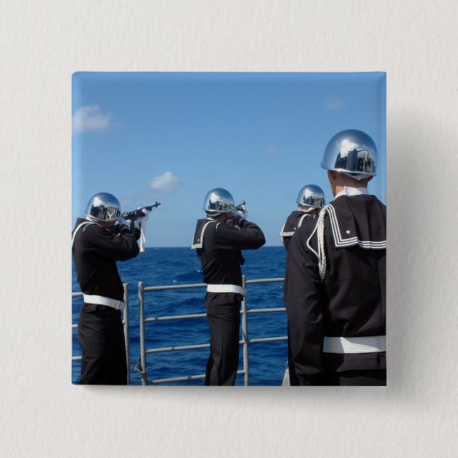 Bóton Quadrado 5.08cm Marinheiros disparam uma saudação de arma durante  (Frente)