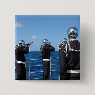 Bóton Quadrado 5.08cm Marinheiros disparam uma saudação de arma durante