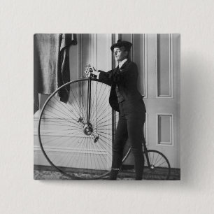 Bóton Quadrado 5.08cm Mulher Vestida como Homem com Bicicleta