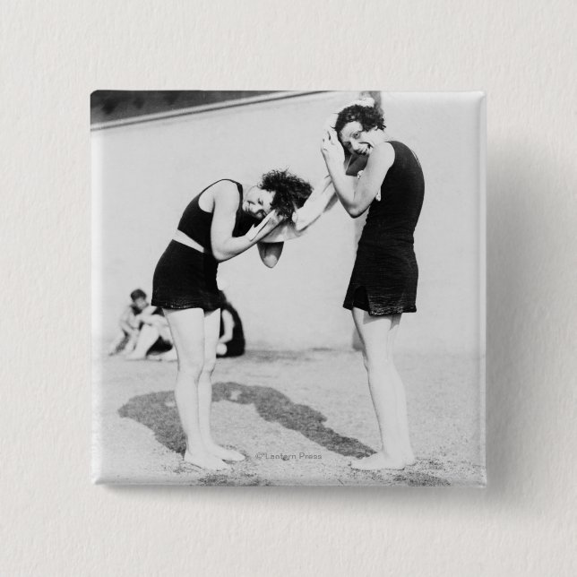 Bóton Quadrado 5.08cm Mulheres secando o cabelo na praia (Frente)