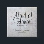 Bóton Quadrado 5.08cm Nome da Madrinha de casamento de Casamento de Peõe<br><div class="desc">Este belo botão de nome de etiqueta é perfeito para identificar membros-chave da festa de casamento no chá de panela, janto de ensaio ou recepção de casamento. Apresenta uma escrita negra moderna que se aloja sobre um fundo de reflexo de flores e corações de pénia branca. O texto é totalmente...</div>