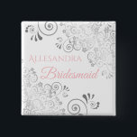 Bóton Quadrado 5.08cm Nome de etiqueta de Bridesmaid de Casamento Rosa e<br><div class="desc">Identifique os principais jogadores no seu janto de chá de panela, casamento ou ensaio com nossos elegantes botões rosa e Cinza. Projetado para coordenar com a nossa Suíte de Casamento Elegante Rosa e Cinzas, este botão apresenta uma folha de papel Silver florescente sobre um fundo branco com texto rosa lendo...</div>