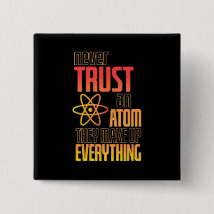 Bóton Quadrado 5.08cm Nunca Confie Em Um Atom Eles Fazem Tudo