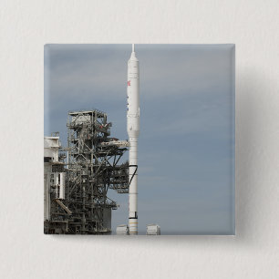 Bóton Quadrado 5.08cm O foguete Ares I-X é visto na plataforma de lançam