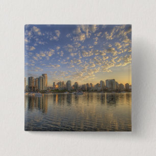 Bóton Quadrado 5.08cm Olhando através de False Creek para a silhueta de