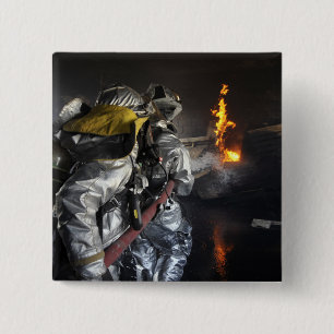 Bóton Quadrado 5.08cm Os sapadores-bombeiros extinguem um fogo em um ro