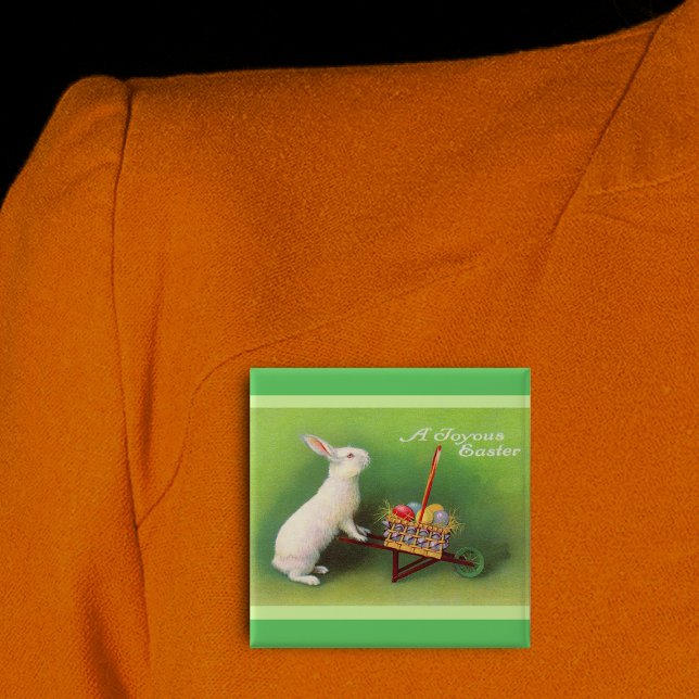 Bóton Quadrado 5.08cm Ovos de cesto de coelho de Páscoa alegre (Joyous Easter white rabbit pushing wheelbarrow coloured eggs on green pin back button.)