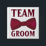 Bóton Quadrado 5.08cm Padrinhos de casamento de Casamento do TIME GROOM<br><div class="desc">Apresenta uma ilustração original de uma gravata pesada de arco com TEAM GROOM em uma fonte divertida. O Designer está disponível para criar e carregar designs personalizados para corresponder às cores e temas do seu casamento ou evento — clique em "Pedir a este Designer" para iniciar o processo de design!...</div>