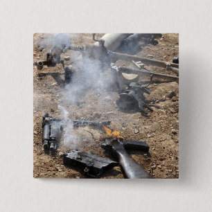 Bóton Quadrado 5.08cm Pedaços de armas inimigas foram legal