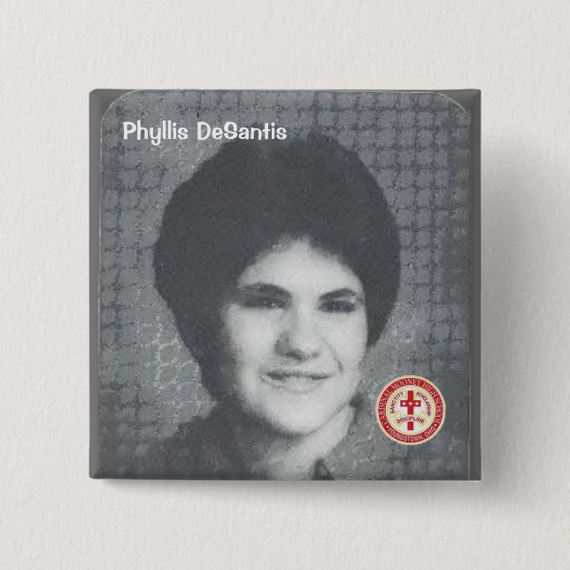 Bóton Quadrado 5.08cm Phyllis DeSantis (Frente)