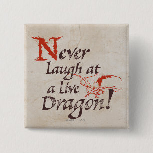 Bóton Quadrado 5.08cm SMAUG™ - Nunca Ria De Um Dragão Ao Vivo
