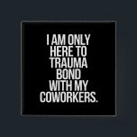 Bóton Quadrado 5.08cm Só Estou Aqui Para Traumatizar A Ligação Com Os Me<br><div class="desc">Só Estou Aqui Para Traumatizar A Minha Colega De Trabalho,  Engraçado Citação</div>