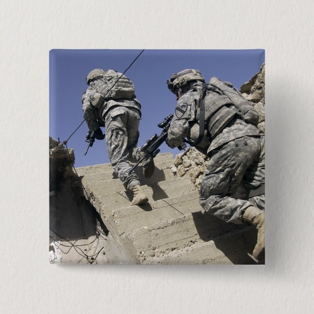 Bóton Quadrado 5.08cm Soldados subindo escada de um prédio (Frente)