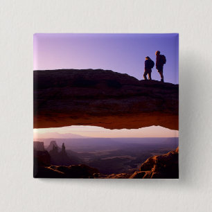Bóton Quadrado 5.08cm Um casal observa o nascer do sol do topo da Mesa A